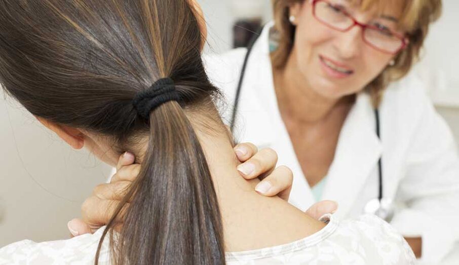 Ein Arzt untersucht einen Patienten, der an Osteochondrose leidet