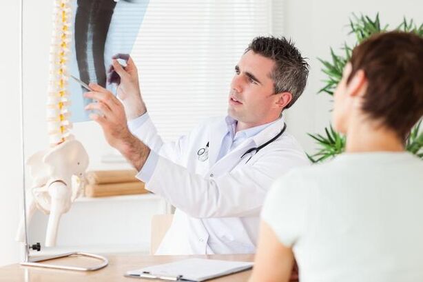 Der Arzt stellt eine Schädigung der Wirbelsäule aufgrund einer zervikalen Osteochondrose fest